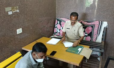 प्लास्टिक के दाने से भरा ट्रक पलटा, एक कि मौत
