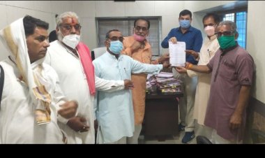मंदिर की भूमि की नीलामी रोकने को लेकर सर्व पुजारी महासंघ ने सौंपा ज्ञापन
