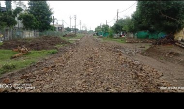 दो वर्ष के लंबे अंतराल के बाद जयसिंहनगर के मुख्य मार्ग पर डली मुरम