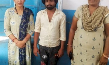 बाथरूम में नहाती महिला का पड़ोसी शख्स ने बनाया अश्लील वीडियों
