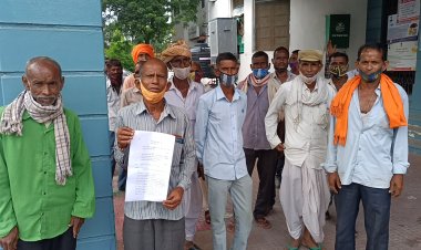 अपनी दबंगई से ग्राम्य विकास में बाधा उत्पन्न करने वाले गिरदावर के खिलाफ ग्रामीणों ने कार्यवाही के लिए कलक्टर को दिया ज्ञापन