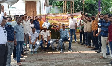 ग्राम विकास अधिकारियों ने ध्यानाकर्षण  किया प्रदर्शन