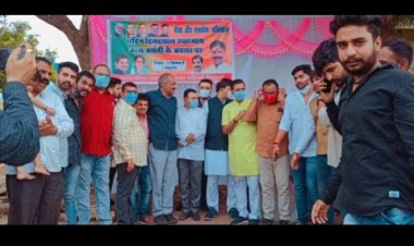 सेवा बस्ती में मास्क, सेनेटाइजर, कॉपी, पेंसिल एवं फल वितरण मनाई पं. दिनदयाल जयंती