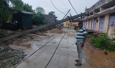 कुँआ मे बारिश से दो बिजली के पोल ध्वस्त l