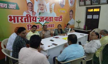 भारतीय जनता पार्टी के संयोजक देशराज वर्मा ने गांधी की प्रतिमा पर फूल माला अर्पण की