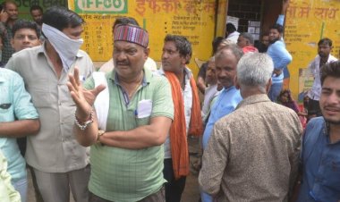 किसान यूरिया के लिए हो रहे परेशान, मौके पर पहुंचे जनपद उपाध्यक्ष ने अधिकारियों से की चर्चा