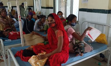 मातृ एवं शिशुवार्ड अस्पताल के वार्ड में अव्यवस्था का आलम, वार्ड में नेबुलाइजर मशीन की प्लग खराब, परिजन बाजार से खरीकर लाकर अपने बच्चों को दे रहे मशीन से भाप