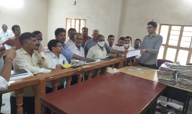 उपखण्डाधिकारी सैपऊ ललित कुमार मीणा के कार्य का अधिवक्ताओं ने किया बहिष्कार
