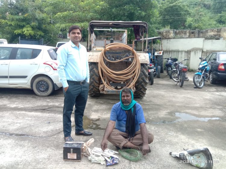 अवैध विस्फोटक सामग्री के खिलाफ डीएसटी टीम की कार्यवाही। भारी मात्रा में विस्फोटक सामग्री से भरे ट्रैक्टर के साथ चालक को डिटेन कर कोतवाली थाने को सुपुर्द किया