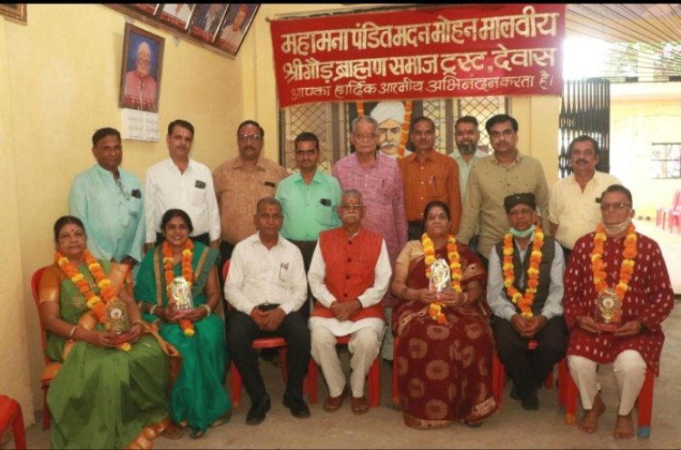 महामना ट्रस्ट ने समारोह आयोजित कर किया शिक्षकों का सम्मान