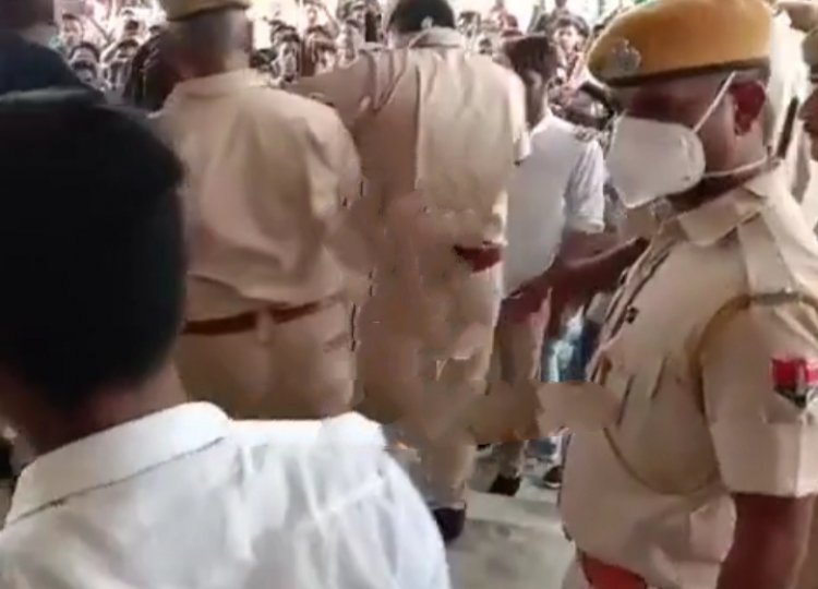 पुलिस ने छात्रों को खदेड़ा जमकर लाठियां बरसाई
