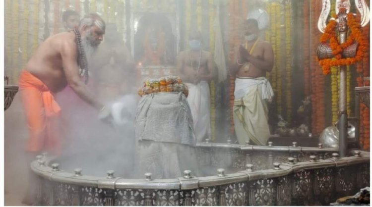 महाकाल मंदिर 17 महीने बाद भस्म आरती में जयकारों से गूंजा. शनिवार को भस्म आरती में 696 भक्त शामिल हुए. प्रशासन ने आज से भस्म आरती में श्रद्धालुओं को प्रवेश की अनुमति दे दी.
