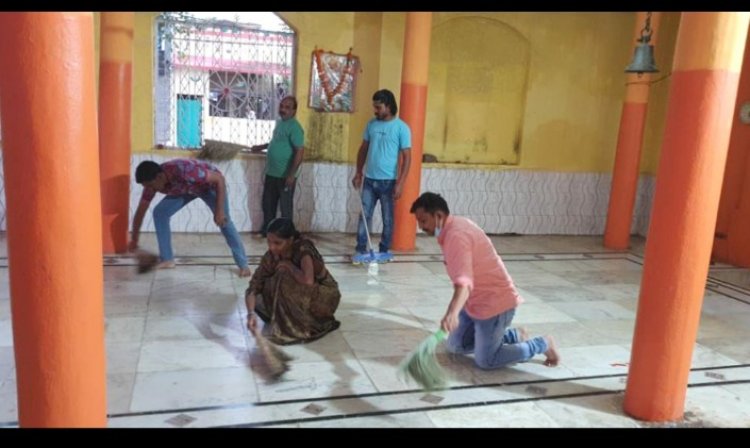प्रधानमंत्री के जन्मदिन की पूर्व संध्या पर मंदिर परिसर में स्वच्छता अभियान चलाकर की पूजा अर्चना