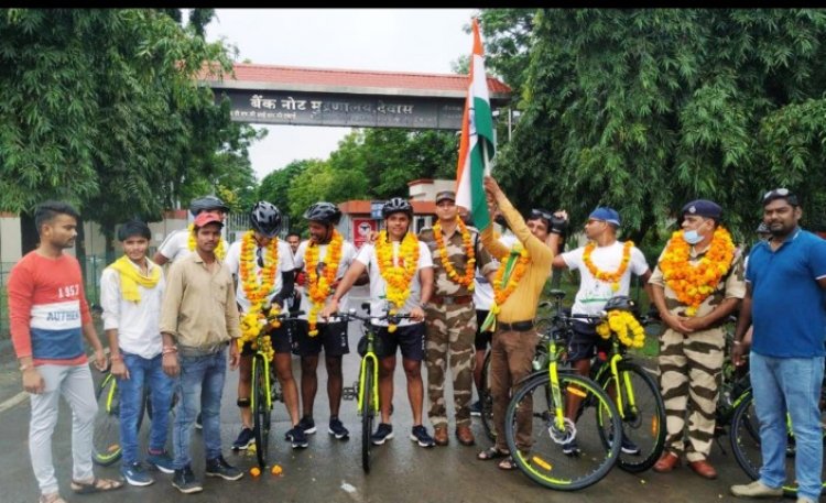 शहीदों की गाथा बताने हेतु केंद्रीय औधोगिक सुरक्षा बल द्वारा निकाली जा रही साइकल रैली पहुची देवास