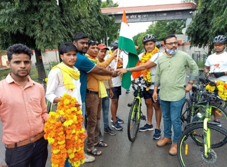 राष्ट्रीय ध्वज भेंट कर पैरा मिलेट्री की साइकिल रैली का किया स्वागत