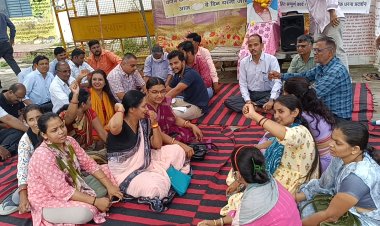 राजस्व  विभाग कर्मीयो की अनिश्चित कालीन अनशन हड़ताल