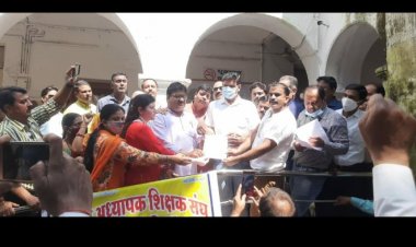 मुख्यमंत्री सम्मान बचाओ रैली निकालकर आजाद अध्यापक शिक्षक संघ ने सौंपा ज्ञापन
