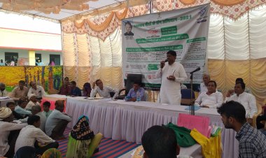 चिखली पंचायत समिति में पूर्व सांसद ताराचंद भगोरा ग्रामीणों को वितरित किए पट्टे
