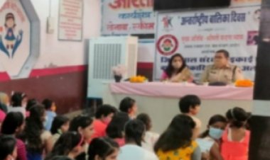 अंतरराष्ट्रीय बालिका दिवस के कार्यक्रम पर बालिकाओं ने गीत प्रस्तुत किये