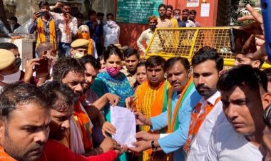 भाजपा कार्यकर्ताओं ने किया कलक्ट्रेट परिसर में विरोध प्रदर्शन