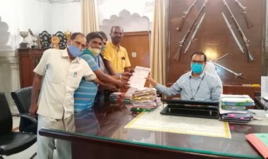 अलवर के जिलाध्यक्ष निर्मल प्रकाश सूरा ने मुख्यमंत्री के नाम कलक्टर को ज्ञापन सौंपा
