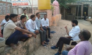 बिजली कनेक्शन काटने के विरोध में आम आदमी पार्टी अध्यक्ष महेंद्र मीणा ने दिया धरना नगरपालिका के ई.ओ ने टेके घुटने