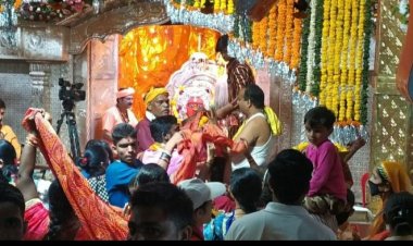 जय मां भगवती क्लब ने प्रतिकात्मक रूप से निकाली चुनरी यात्रा