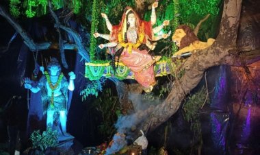 विहंगम प्राकृति छटा में विराजित माँ दुर्गा की आकर्षक प्रतिमा