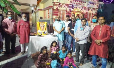 भामसं ने ठेंगड़ी जी की पुण्यतिथि समरसता दिवस के रूप में मनाते हुए सेवा बस्ती में बच्चों को फल वितरित किए