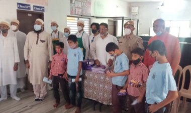 जश्ने ईद मिलादुन नबी कि आमद कि खुशी के अवसर पर एमएमबी ग्रुप व बोहरा समाज की दाना कमेटी ने दी बच्चों को खुशियां