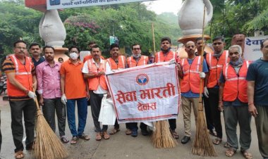 स्वयं सेवकों ने माता टेकरी पर चलाया स्वच्छता अभियान