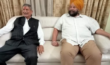 ऑल इंडिया केंद्रीय श्री गुरु सिंह सभा के राष्ट्रीय अध्यक्ष तरविंदर सिंह मारवाह ने हल्द्वानी पहुंचकर पूर्व सीएम हरीश रावत से की मुलाकात कर क्षेत्र से जुड़ी समस्याओं से अवगत कराया