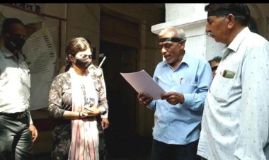 बेरोजगार श्रमिक काली पट्टी बांधकर पहुंचे कलेक्टर कार्यालय, कहा भूखे मरने की नौबत आ गई