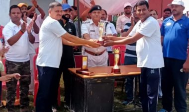 खिताबी मुकाबले में रिलायंस पावर ने मारी बाजी,पुलिस इलेवन को दी मात  पुलिस झंडा दिवस के उपलक्ष्य में आयोजित हुई क्रिकेट प्रतियोगिता