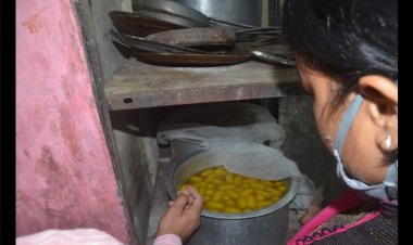 त्योहारों को देखते हुए प्रशासन सख्त, मिठाई में मिले कीड़े ,तहसीलदार द्वारा कार्यवाही कर किए नष्ट