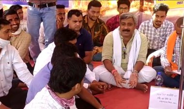 टीएसपी क्षेत्र में पूर्व में और वर्तमान में रीट परीक्षा भर्ती में हुई विसंगतियों को लेकर सरकार के खिलाफ समानता मंच और सर्व समाज बेरोजगारो का धरना प्रदर्शन