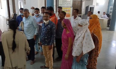 पीएम आवास की जारी लिस्ट में गड़बड़ी को लेकर कोकापुर के ग्रामीणोंने जिला कलेक्टर सौपा ज्ञापन