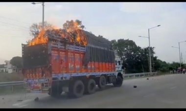 चलते ट्रक में लगी आग, चालक की सूझबूझ से बड़ा हादसा होते होते टला