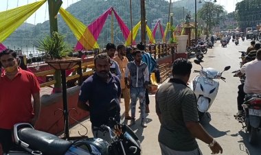 तेज गति से आ रही स्कूटी ने मोटर साइकिल व कार को मारी टक्कर, मोटर साइकिल दम्पति आई चोटे