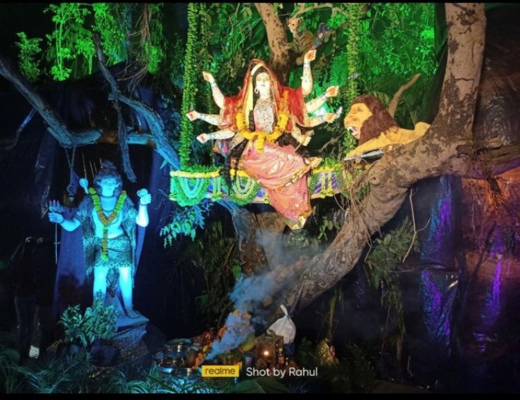 विहंगम प्राकृति छटा में विराजित माँ दुर्गा की आकर्षक प्रतिमा