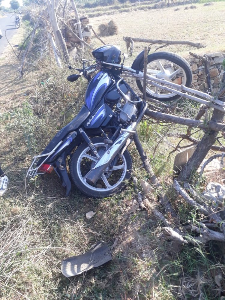 भचड़िया गाँव मे दो मोटरसाइकिल की  आमने सामने भिड़ंत में दो युवक हुए घायल