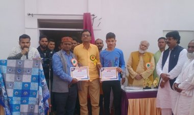 अल्पसंख्यक विकास कमेटी ने एडवांस एजुकेशन फाउंडेशन सोसाइटी के मेधावी छात्रों को दिया सम्मान पत्र