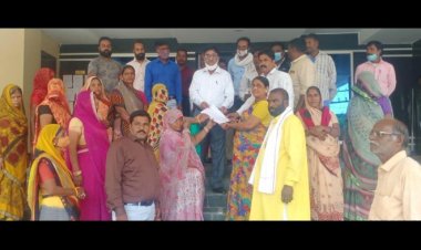 स्वास्थ्य अधिकारी द्वारा अपशब्द कहने के विरोध में सफाई कर्मचारी संयुक्त मोर्चा ने सौंपा ज्ञापन