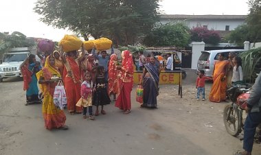 लोक आस्था का महापर्व छठ खुटार बड़ा तालाब छठ घाट पर  उमड़ा भक्तों का सैलाब