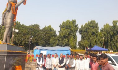 अमर शहीद बिरसा मुंडा की मूर्ति पर माल्यार्पण कर उनके बलिदानों को याद किया गया -कांग्रेस