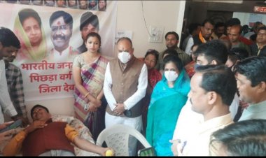 स्व. महाराज की जयंंती पर पि. वर्ग मोर्चा ने प्रतिमा पर माल्यार्पण कर किया रक्तदान