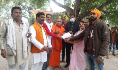 पृथक बुंदेलखंड राज्य बनाने की मांग को लेकर प्रधानमंत्री को ज्ञापन देने जा रहे आंदोलनकारियों को बरुआसागर में रोका