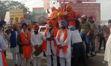 धूमधाम से निकाली गई गुरु नानक देव के पर्व पर नगर कीर्तन यात्रा