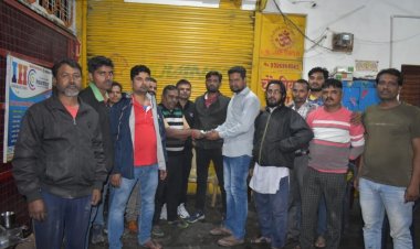 बैढ़न ऑटो पार्ट्स ग्रुप ने मोनू ऑटो पार्ट्स के संचालक को आर्थिक मदद के रूप में दी ₹12151/- की सहयोग राशि