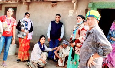 गांधीगिरी से प्रयास लाया रंग कोविड टीकाकरण हुआ सफल घर-घर गांधीगिरी से दिया दस्तक लोग ने लगाए टीके